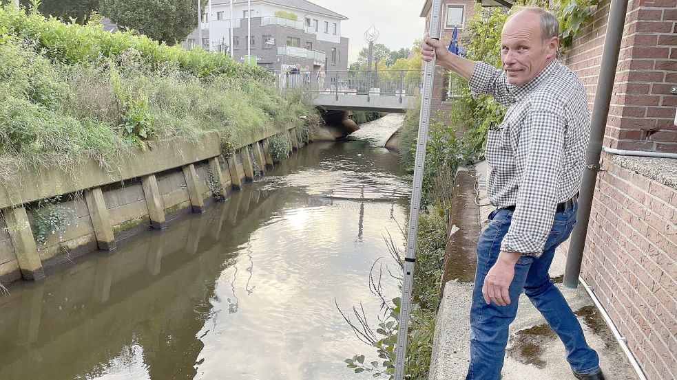 Ludger Bley-Hillker misst die Wassertiefe der Soeste zwischen Franziskusplatz und dem Lokal „Stadtmitte“. Für eine schwimmende Fontäne ist sie ausreichend. Foto: Stix