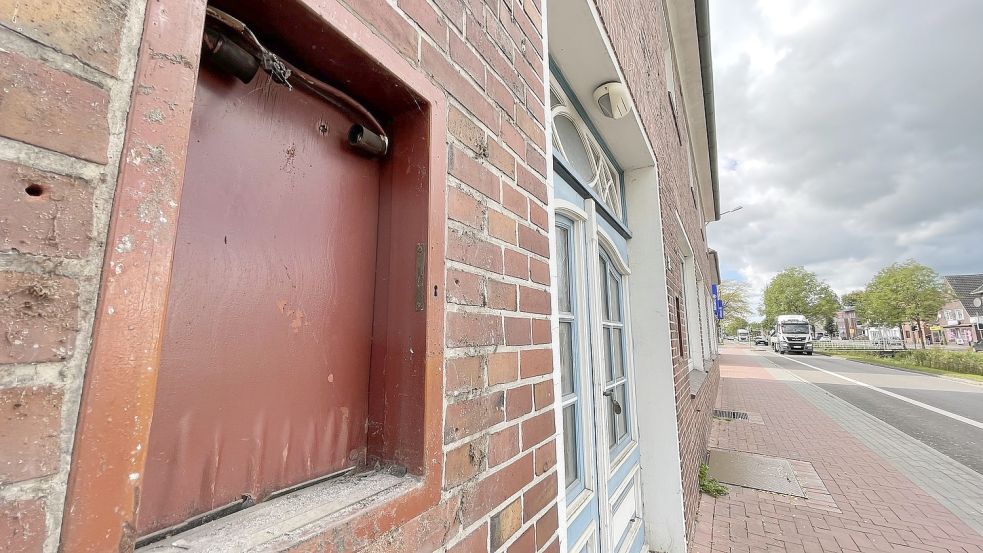 Im ehemaligen Hotel wird gearbeitet. Die Speisekarte ist entfernt worden. Foto: Hellmers