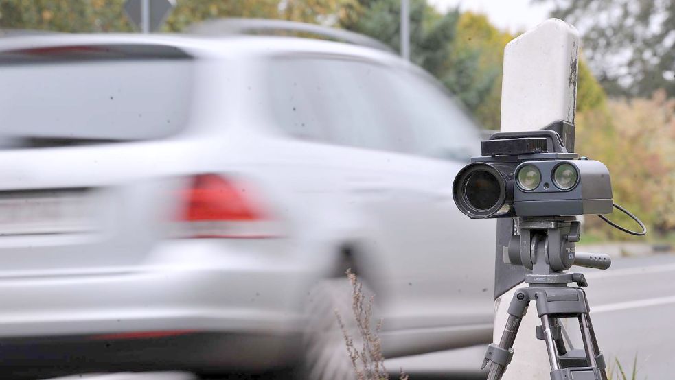 Seit März werden im Kreis Cloppenburg keine Geschwindigkeitskontrollen von Verkehrsteilnehmern mit mobilen Messgeräten mehr durchgeführt. Die bisher verwendeten Geräte des Herstellers Leivtec waren aus dem Verkehr gezogen worden, weil es damit zu Messfehlern gekommen war. Archivfoto: Ortgies