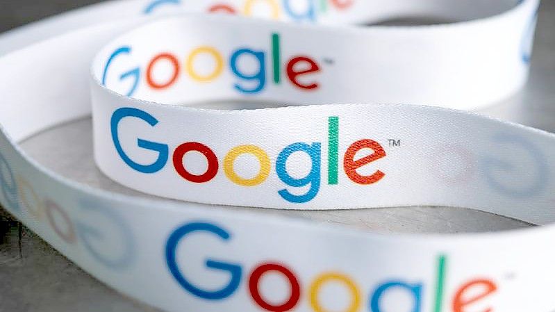 Ein Schlüsselband mit dem Google-Logo liegt bei der Vorstellung des Investitionsplans für Google Deutschland in der Hauptstadtrepräsentanz von Google. Foto: Bernd von Jutrczenka/dpa