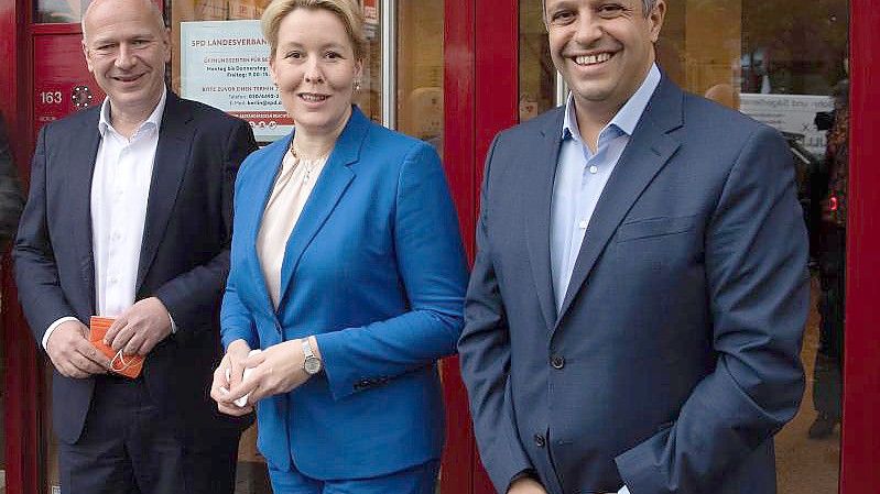 Die SPD-Spitze Franziska Giffey und Raed Saleh (r.) mit dem CDU-Vorsitzenden Kai Wegner (l.). Foto: Paul Zinken/dpa