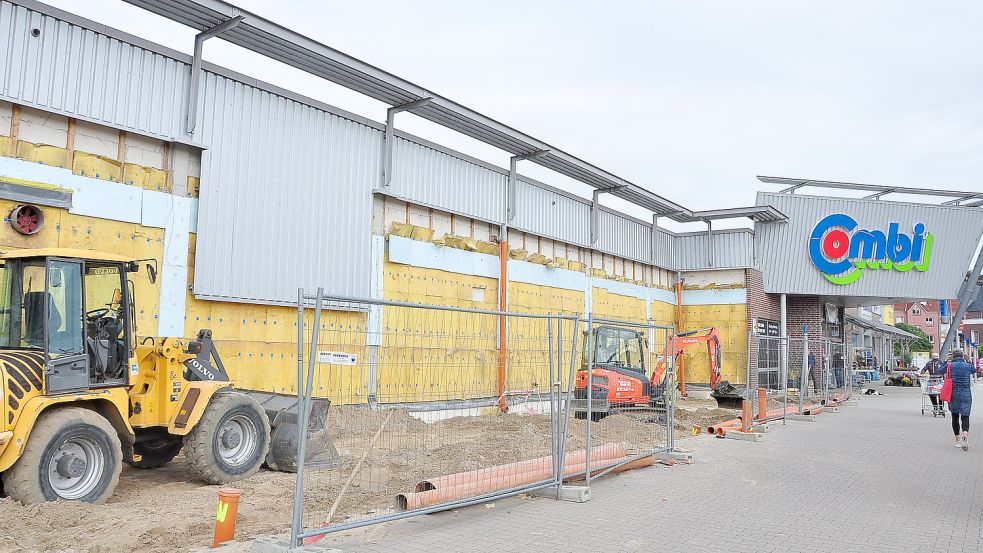 Links neben dem Eingang haben die Arbeiten zur Erweiterung des Gebäudes begonnen. Foto: Wolters