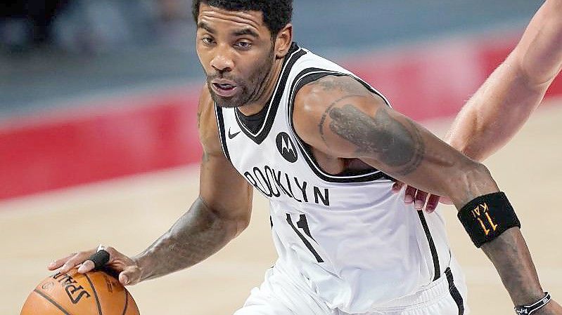 Offiziell ist der Impfstatus des in Australien geborenen Ausnahmespielers nicht bekannt: Kyrie Irving von Brooklyn Nets. Foto: Carlos Osorio/AP/dpa