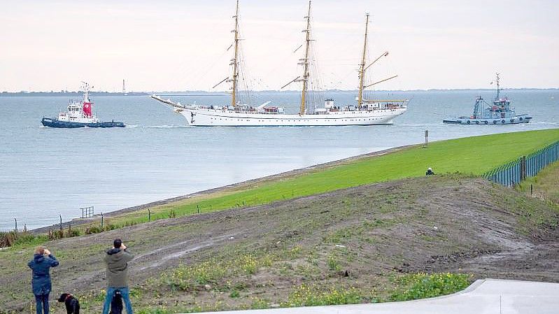 Die „Gorch Fock“ wird von Schleppern aus dem Hafen gezogen. Nach rund sechs Jahren wird das runderneuerte Segelschulschiff in seinem Heimathafen Kiel zurück erwartet. Foto: Sina Schuldt/dpa
