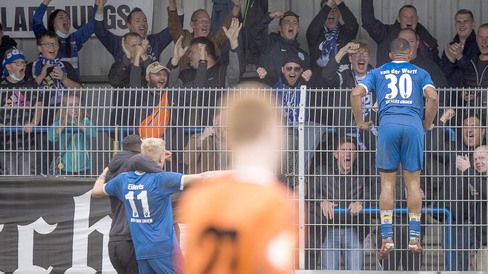 Kein Halten mehr gab es bei Fans und Spielern nach dem 5:2 durch Darlin van der Werff (auf dem Zaun). Foto: Doden