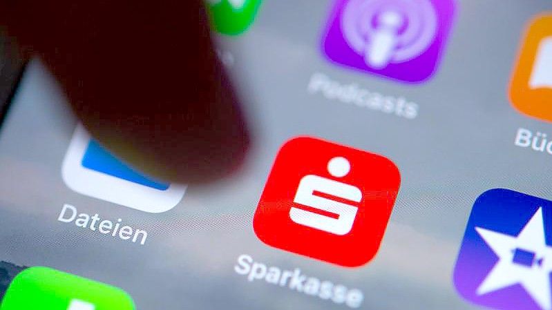 Die App der Sparkasse auf einem Smartphone. Foto: Monika Skolimowska/dpa-Zentralbild/dpa