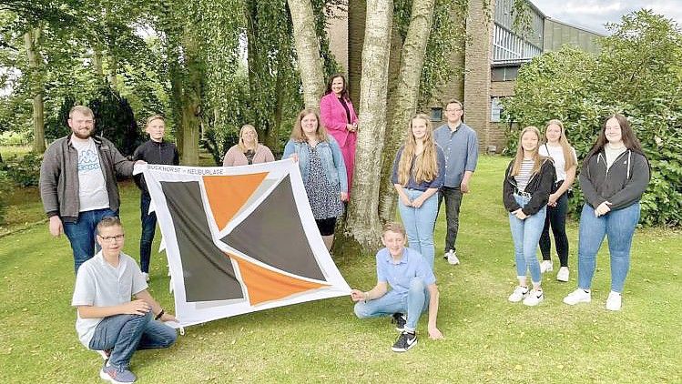 Sie feierten Jubiläum (von links): Florian Kahlert, Lukas Tebben, Tim Fischer, Jennifer Gerdes, Sibylle Kahlert, Bundestagsabgeordnete Gitta Connemann, Timo Janssen, Larissa Kienitz, Maximilian Ihlenfeld, Pia Veenhuis, Venja Claver und Marina Laubur. Foto: privat