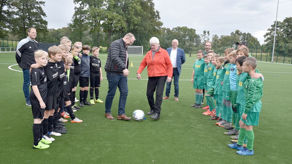 Die stellvertretende Landrätin Marlies Huckelmann und Saterlands Bürgermeister Thomas Otto machten den ersten Anstoß auf der neuen Kunstrasensportanlage zum Spiel der E-Jugend des SV Strücklingen (links) gegen SV Hansa Friesoythe. Foto: Hellmann