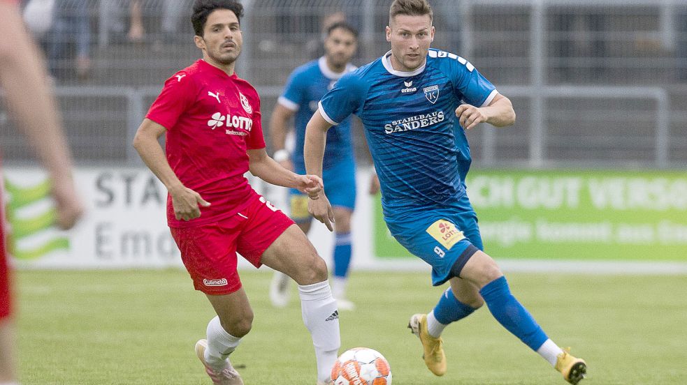 Im Verbandspokal besiegte Kickers Emden (rechts Sebastian Bloem) den TuS Bersenbrück 1:0, in der Liga verlor Kickers 1:2. Momentan hätte die Niederlage keine Auswirkungen. Das kann sich aber schnell ändern. Foto: Doden