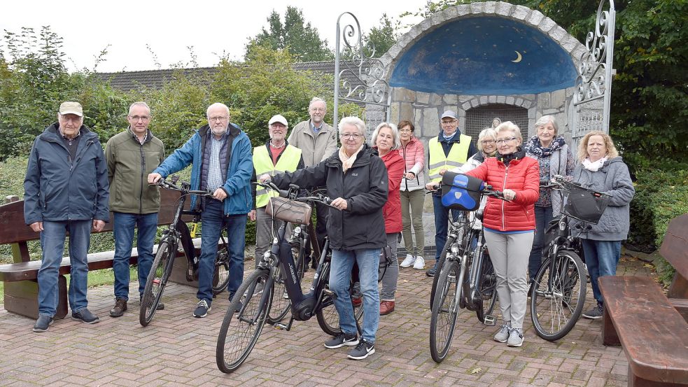 Zu einer „Kreuzfahrt“ durch Strücklingen hatte Marlies Jakobi vom Bürgerverein eingeladen. Knapp 20 Radlerinnen und Radler starteten bei der Lourdes-Grotte am Pfarrheim zu einer Rundtour zu 13 Wegekreuzen und Marienstatuen. Foto: Hellmann