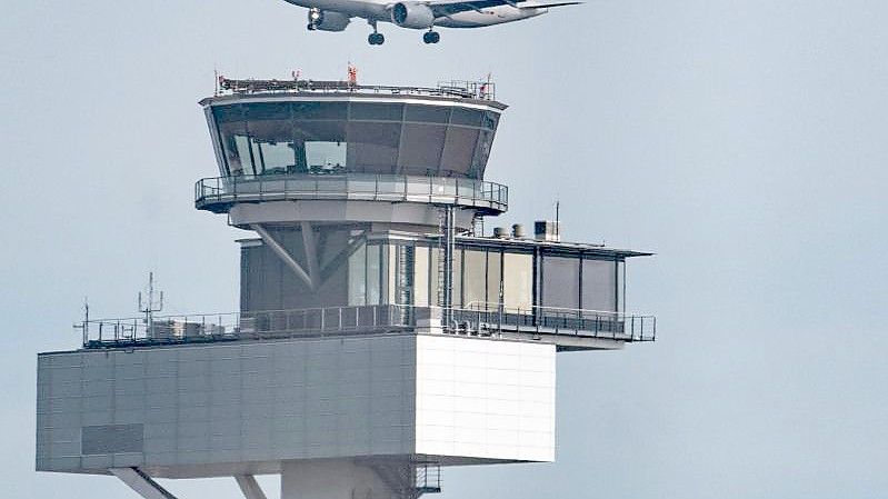 Eine Passagiermaschine setzt zur Landung auf dem Frankfurter Flughafen an. Foto: Boris Roessler/dpa