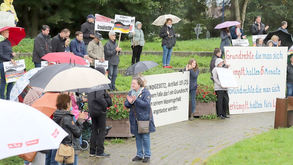Etwa 100 Teilnehmer kamen zu der vierten Kundgebung am Barßeler Bootshafen zusammen. Foto: Passmann