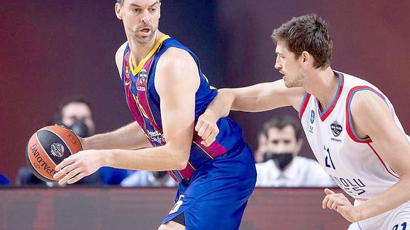 Pau Gasol (l) beendet seine erfolgreiche Basketball-Karriere. Foto: Marius Becker/dpa