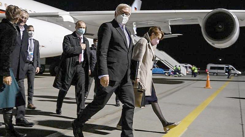 Bundespräsident Frank-Walter Steinmeier und seine Frau Elke Büdenbender kommen am Flughafen Boryspil in Kiew an. Foto: Britta Pedersen/dpa-Zentralbild/dpa