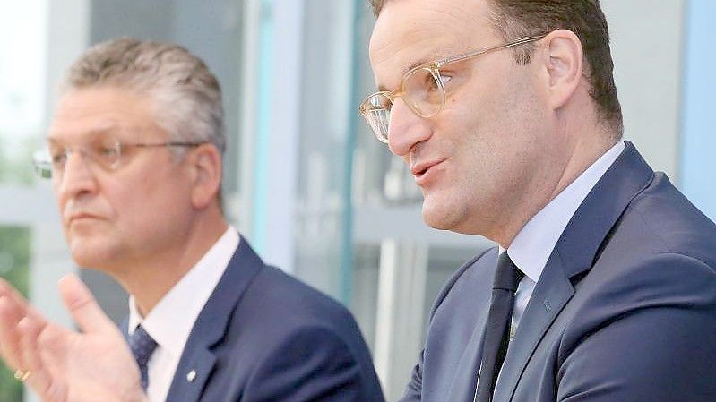 Jens Spahn, Bundesgesundheitsminister, und Lothar Wieler, Präsident des Robert-Koch-Instituts, beantworten während einer Pressekonferenz Fragen. Foto: Wolfgang Kumm/dpa