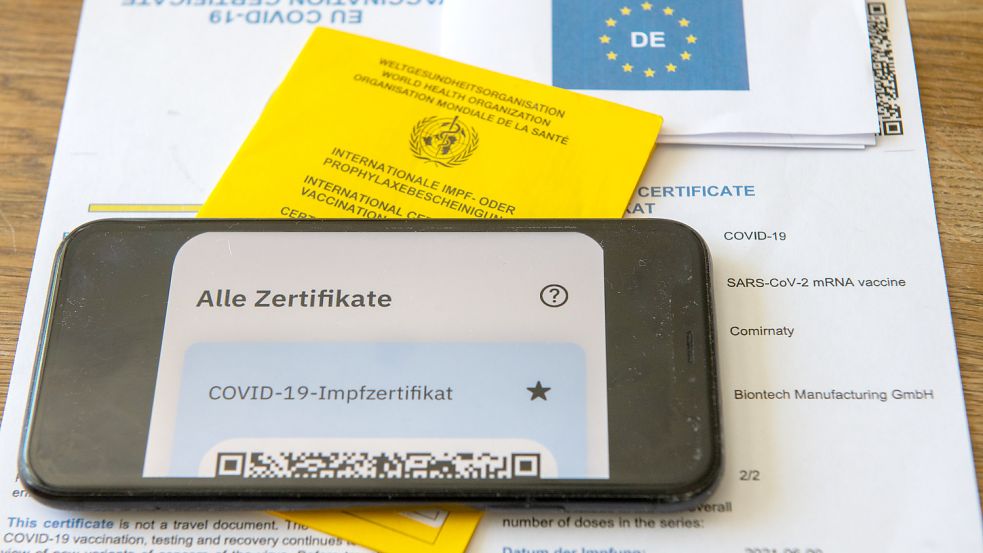 Wo in Berlin die 2G-Regel gilt, müssen digitale Zertifikate vorgezeigt werden. Foto: Buchner/DPA