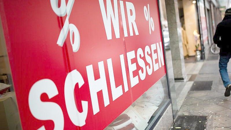 Der Schriftzug „Wir schliessen“ steht am Schaufenster eines Geschäftes auf einer Seitenstrasse der Düsseldorfer Königsallee. Foto: Martin Gerten/dpa