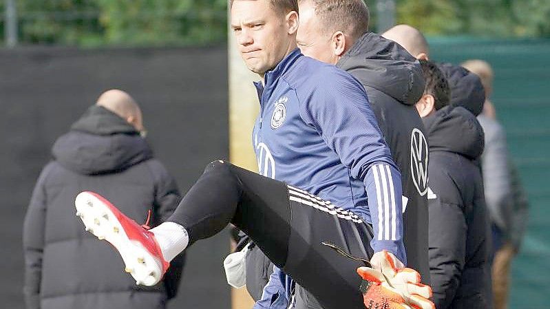 Bereit für das WM-Qualifikationsspiel gegen Rumänien: Kapitän Manuel Neuer kommt zum Training. Foto: Marcus Brandt/dpa