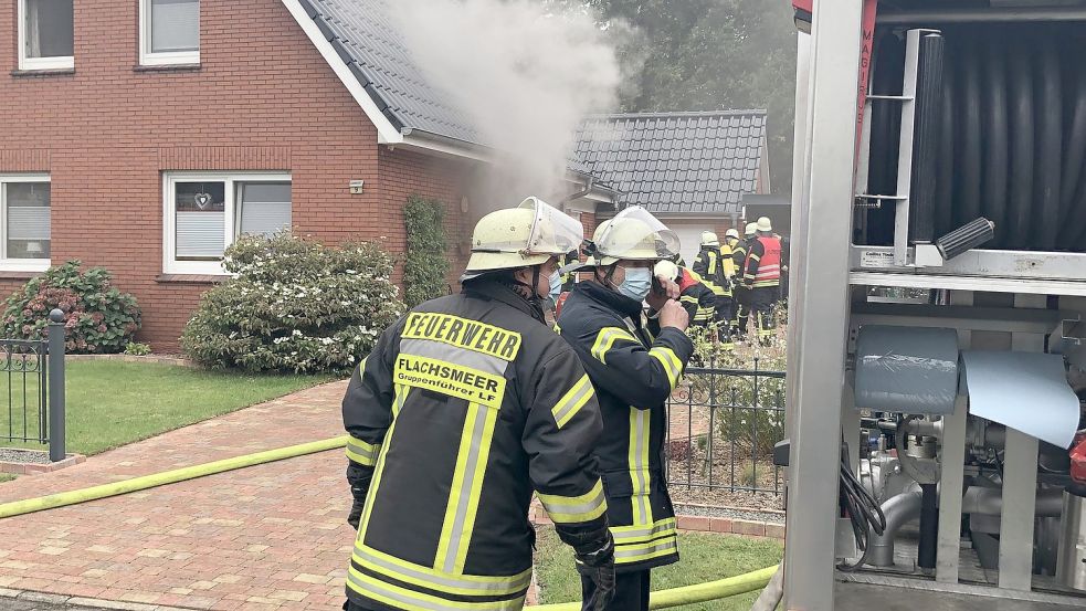 Als die Feuerwehren am Einsatzort ankamen, drang Rauch aus dem Gebäude. Die Bewohner hatten eine Pfanne auf dem Herd vergessen. Foto: Ammermann