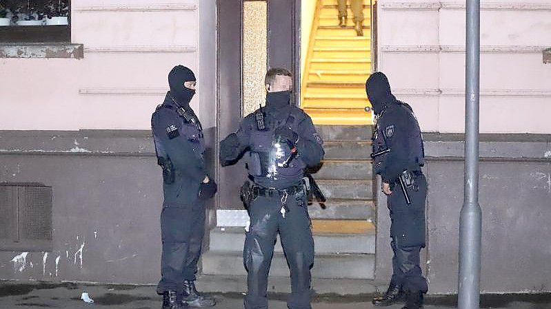 Polizeikräfte vor einem Haus in Wuppertal. Foto: Christoph Petersen/dpa