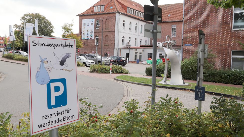 Ein für werdende Eltern reservierter „Storchenparkplatz“ vor dem Krankenhaus in Friesoythe. Die Geburtenstation wird zum 31. Oktober geschlossen. Dann kann der Parkplatz auch für andere Besucher freigegeben werden. Foto: Passmann