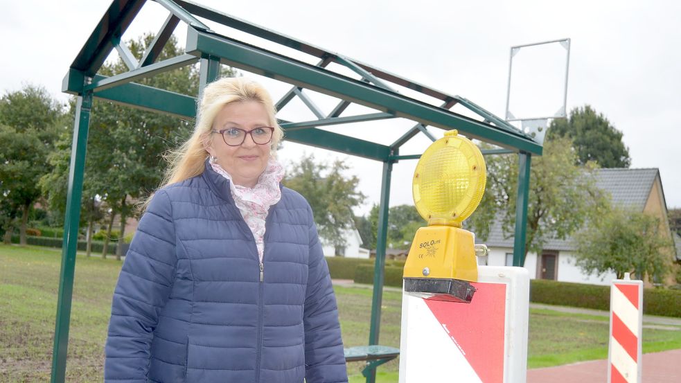 Bärbel Ahlhorn steht vor der neu eingerichteten Bushaltestelle Heselberg. Dort wird eine Namenstafel zum Gedenken an ihren Mann Wilfried angebracht. Er hatte sich sehr dafür eingesetzt, dass die Haltestelle zum Schutz der Kinder sicherer gestaltet wird. Das ist nun geschehen. Foto: Fertig