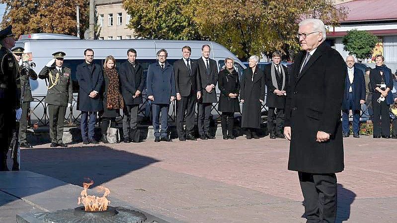 Bundespräsident Frank-Walter Steinmeier steht beim Denkmal für zivile Opfer der deutschen Massaker in Korjukiwka. Foto: Britta Pedersen/dpa-Zentralbild/dpa