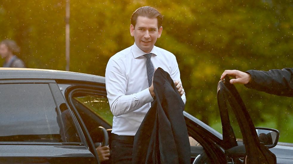 Bald weg vom Fenster? Wegen möglicher Untreue und Bestechlichkeit ermittelt die Staatsanwaltschaft gegen Sebastian Kurz und engste Vertraute. Österreichs Bundeskanzler weist alle Anschuldigungen zurück. Foto: Joe Klamar/AFP