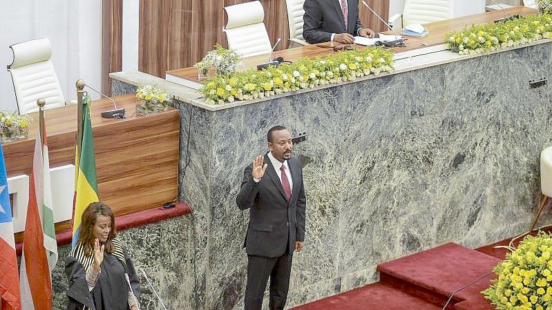 Äthiopiens Minsterpräsident Abiy Ahmed (M) wurde für eine zweite Amtszeit vereidigt. Foto: Uncredited/AP/dpa