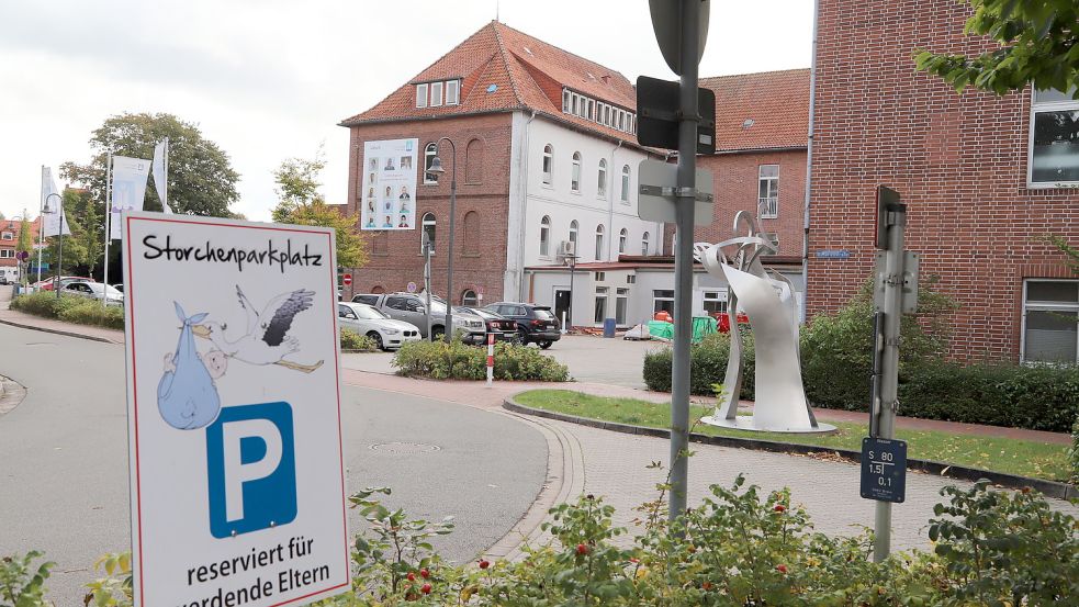 Ein für werdende Eltern reservierter „Storchenparkplatz“ vor dem Krankenhaus in Friesoythe. Die Geburtenstation des St. Marien-Hospitals wird zum Ende dieses Monats geschlossen. Die Hebammen der Klinik sind bereits entlassen. Foto: Passmann