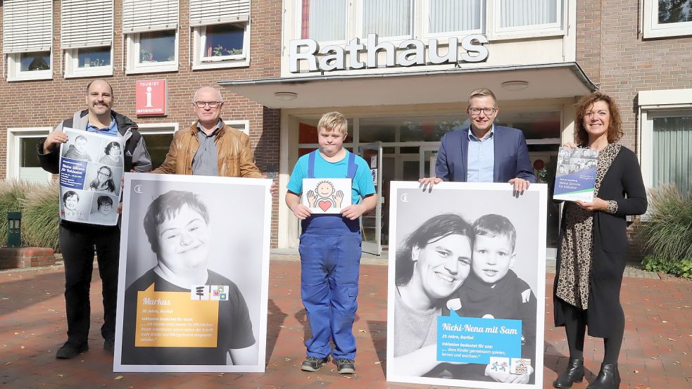 Sie präsentierten in Barßel die Ausstellung (von links): Sven aus Friesoythe vom Caritas-Verein Altenoythe, Andreas Wieborg, Vorstand des Caritas-Vereins Altenoythe, Markus aus Barßel vom Caritas-Verein, Bürgermeister Nils Anhuth und Irene Block, Projektkoordinatorin und Seelsorgerin beim Caritas-Verein. Foto: Passmann