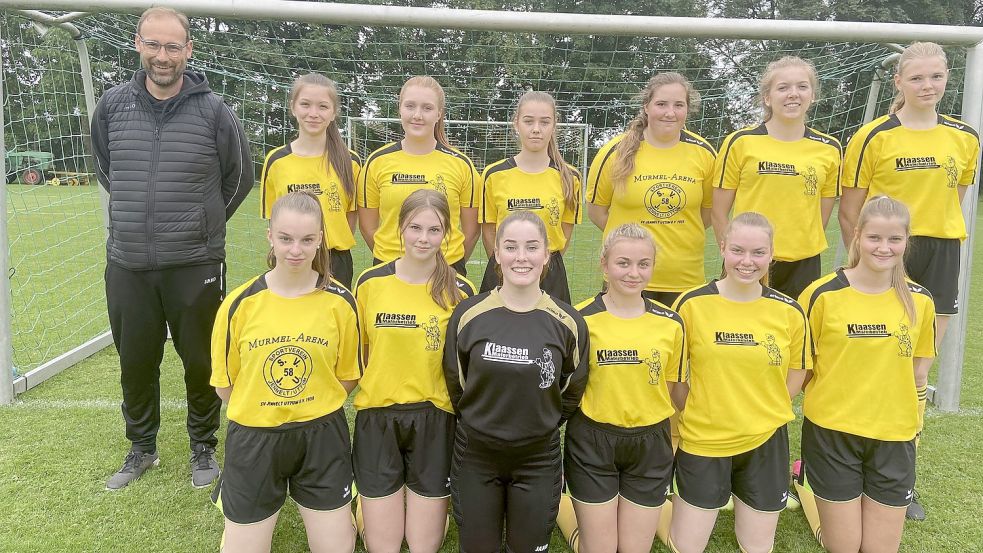 Das Bild zeigt einen Großteil des neuen Frauen-Teams des SV Jennelt/Uttum kurz vor dem Saisonstart Anfang September. Inzwischen gehören schon 21 Spielerinnen zur Mannschaft von Trainer Kevin de Vries (oben links). Foto: Privat