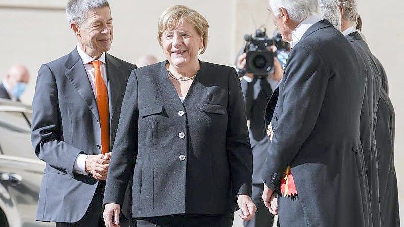 Bundeskanzlerin Angela Merkel und ihr Ehemann Joachim Sauer bei ihrer Ankunft. Foto: Andrew Medichini/AP/dpa