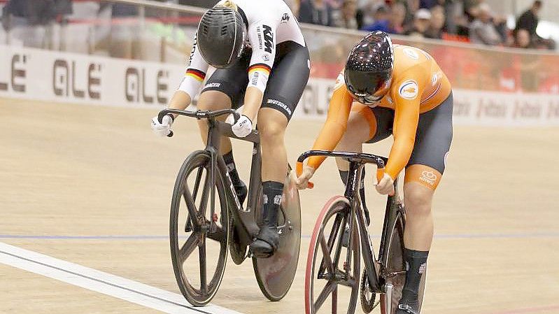 Lea Sophie Friedrich (l) unterlag im Sprint-Finale der Niederländerin Shanne Braspennincx. Foto: Peter Klaunzer/KEYSTONE/dpa