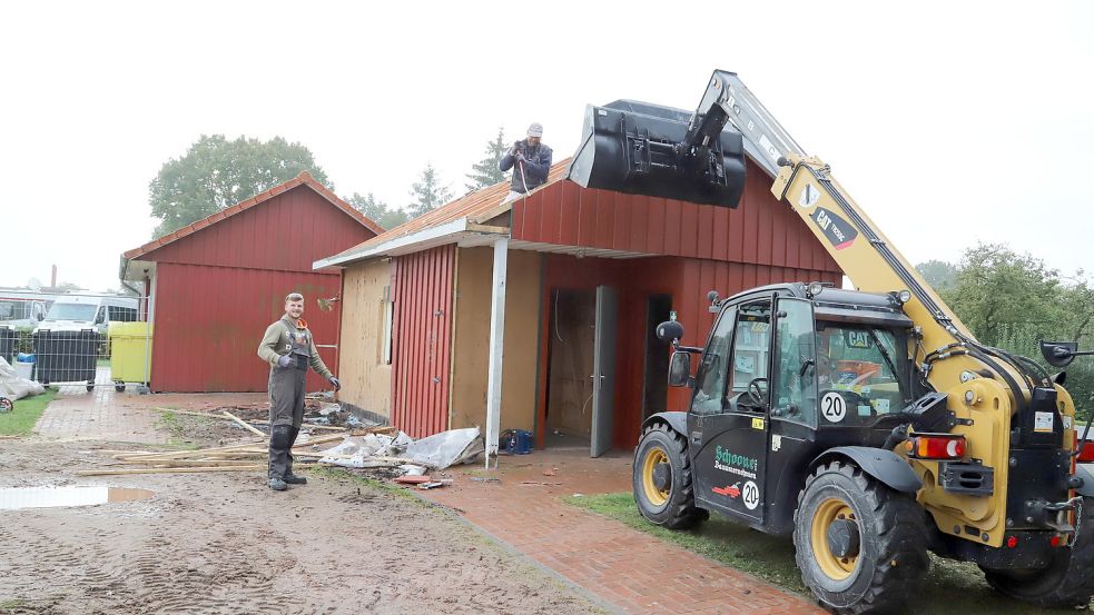 Bei der Paddel- und Pedalstation am Barßeler Hafen haben die Sanierungsarbeiten begonnen. Die ersten Gebäude werden abgerissen. Foto: Passmann