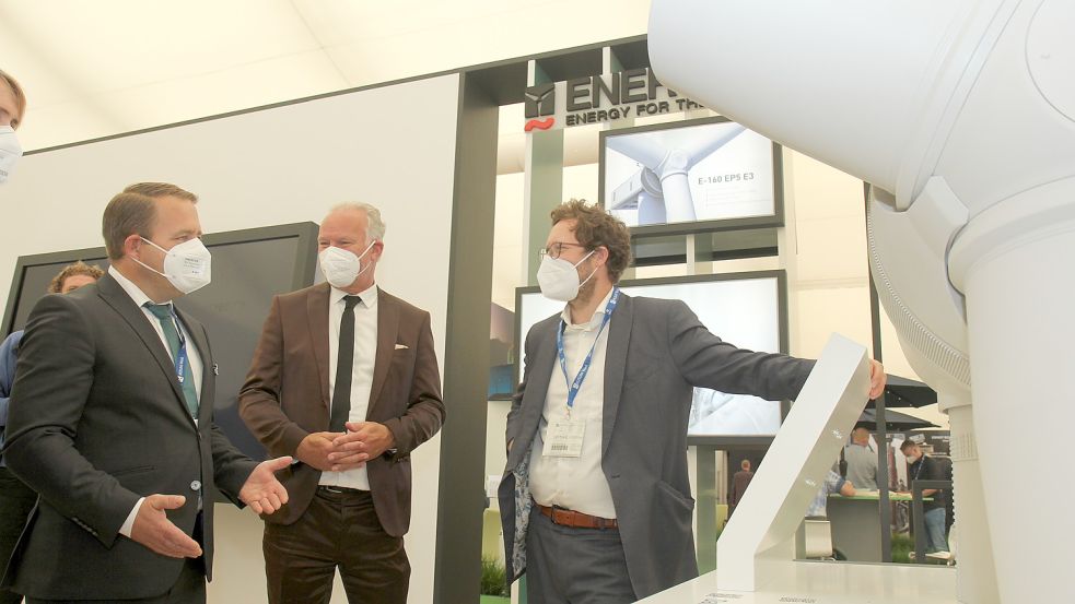 Schleswig-Holsteins Energiewendeminister Jan Philipp Albrecht (Grüne, rechts) diskutierte auf der Husum Wind intensiv mit Enercon-Chef Momme Janssen (links). Foto: Enercon