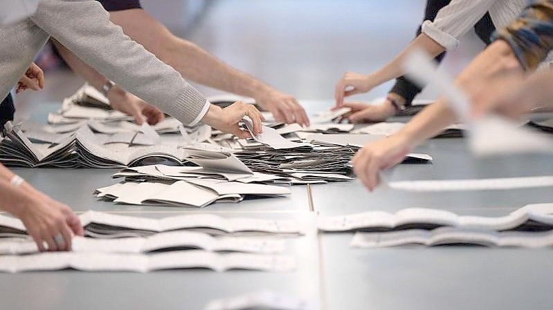 In mindestens acht Berliner Wahllokalen wurden am 26. September falsche Stimmzettel aus anderen Bezirken ausgegeben. Foto: Sebastian Gollnow/dpa