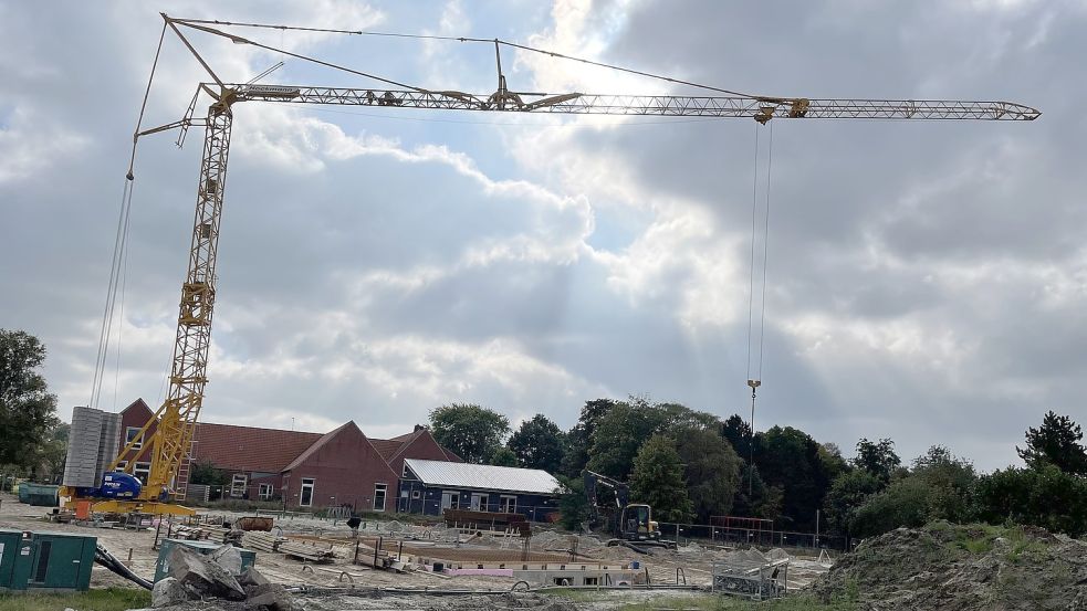 Mit dem Bau des Campus Ihrhove bei der Grundschule ist bereits begonnen worden. In dem Komplex sollen ein Jugendcafé, eine Bücherei, ein Treffpunkt für Senioren und eine Kinderkrippe untergebracht werden. Foto: David Ammermann