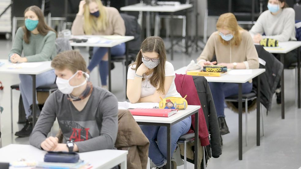 An vielen Schulen bleibt es bei der Maskenpflicht. Foto: Bernd Wüstneck / dpa