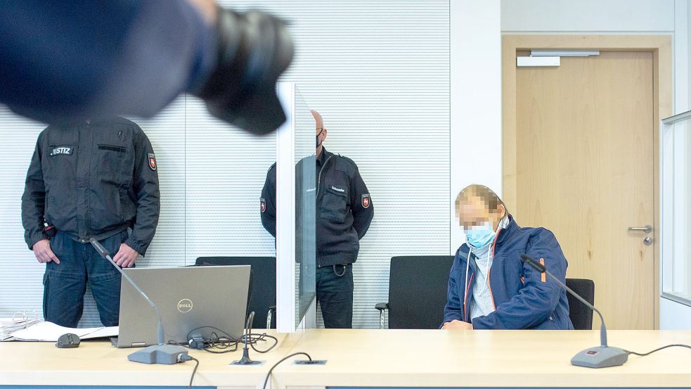 Der Angeklagte Jörg N. beim Prozessbeginn, der 2015 eine Studentin im Klosterwald Loccum ermordet haben soll. Archivfoto Foto: Swaantje Hehmann