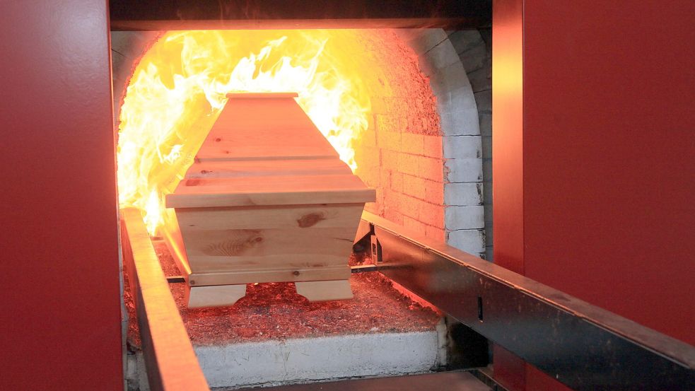 Ein Sarg wird in einem Krematorium in einen Ofen geschoben: In der Gemeinde Saterland gibt es weiterhin Pläne für den Bau einer solchen Anlage. Foto: Ortgies