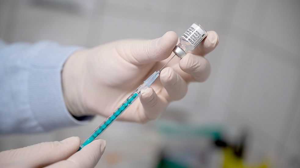 Besonders gefährdete Menschen bekommen eine Auffrischimpfung gegen das Coronavirus. Foto: Gollnow/dpa