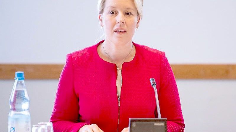 Die SPD mit Spitzenkandidatin Franziska Giffey präferiert die Sondierung in zwei Dreierformaten ohne die Union. Foto: Christophe Gateau/dpa