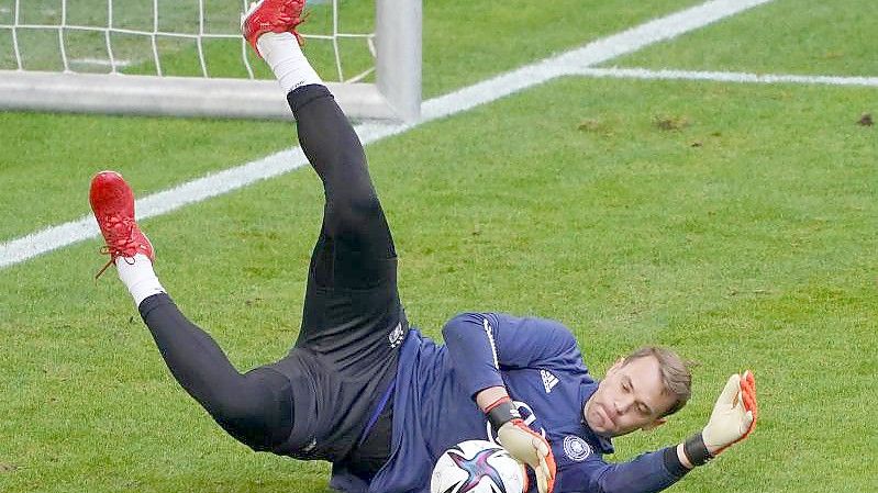 DFB-Torwart Manuel Neuer soll Probleme mit den Adduktoren haben. Foto: Marcus Brandt/dpa