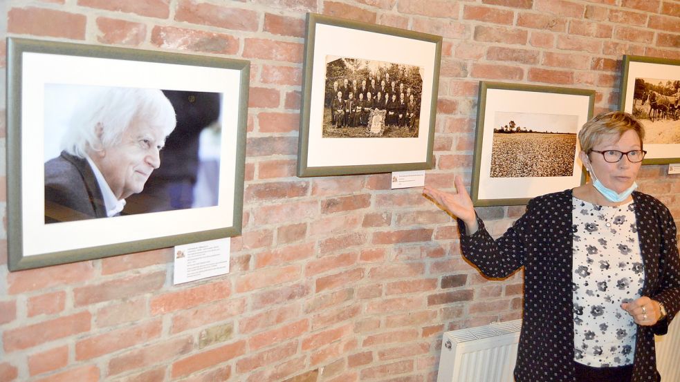 In der Fotoausstellung ist auch eine Aufnahme von Herbert Broich zu sehen. Der langjährige Ortsbürgermeister trug bekanntlich bei der Entwicklung des Ortes maßgeblich bei. Dem Orga-Team um Maria Janßen (im Bild rechts) und Elisabeth Behrends war es ein besonderes Anliegen, eine Aufnahme von Broich mit in die Ausstellung hineinzunehmen.