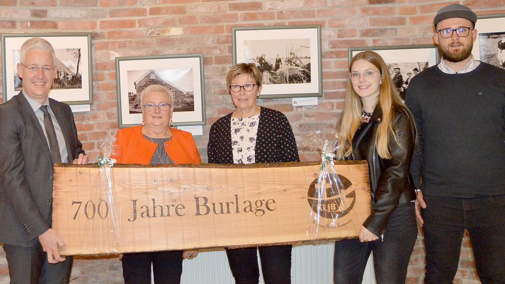 Das Organisationsteam der Fotoausstellung „Ein Stück Zeitgeschichte aus 700 Jahre Burlage“ erhielt zur Ausstellungseröffnung auch zahlreiche Geschenke. Von der Katholischen Landjugendbewegung Burlage-Bockhorst-Klostermoor gab es ein Schild aus Holz mit entsprechender Gravur. Das Foto zeigt (von links) Landrat Matthias Groote, Elisabeth Behrends und Maria Janßen (Orga-Team Burlage) sowie Julia Steenweg und Martin Preikschat (beide Katholische Landjugendbewegung). Fotos: Weers