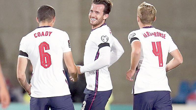 Ben Chilwell (M) feiert mit Mannschaftskameraden sein Tor zur 1:0-Führung der Three Lions gegen Andorra. Foto: Nick Potts/PA Wire/dpa