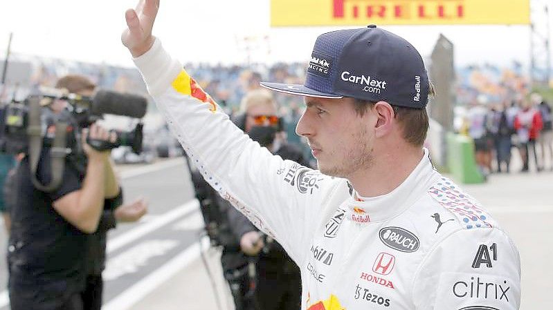 Der Niederländer Max Verstappen vom Team Red Bull Racing winkt den Zuschauern nach Ende des Qualifyings zu. Foto: Umit Bektas/Pool Reuters/dpa