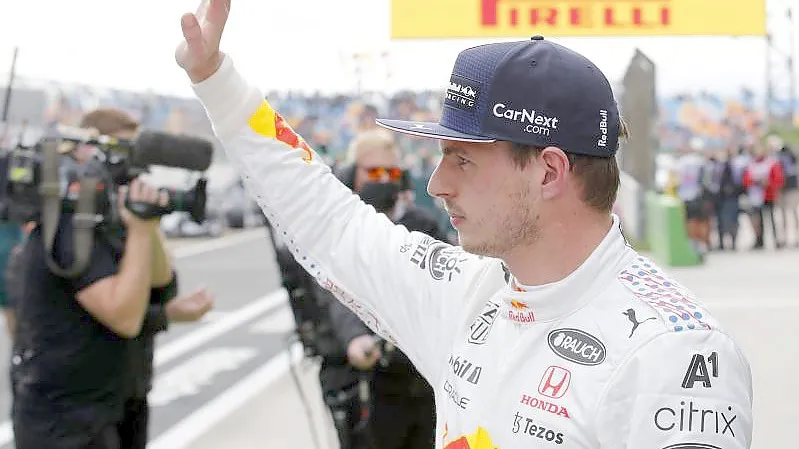 Der Niederländer Max Verstappen vom Team Red Bull Racing winkt den Zuschauern nach Ende des Qualifyings zu. Foto: Umit Bektas/Pool Reuters/dpa