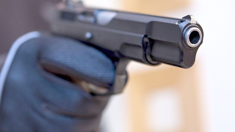 In Bremen hat ein Mann unter vorgehaltener Waffe eine Tankstelle überfallen. a Man aims with a Firearm Pistol 22 08 17 Schleswig Holstein Germany Copyright xAgentur54Gradx xChristianxSchaffrathx Foto: Symbolfoto: imago images / 54° / Christian Schaffrath